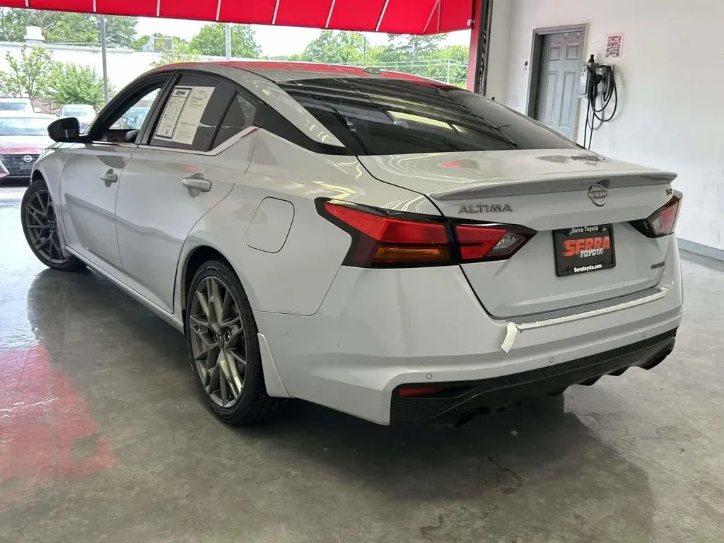2023 Nissan Altima 2.0 SR thumbnail 5