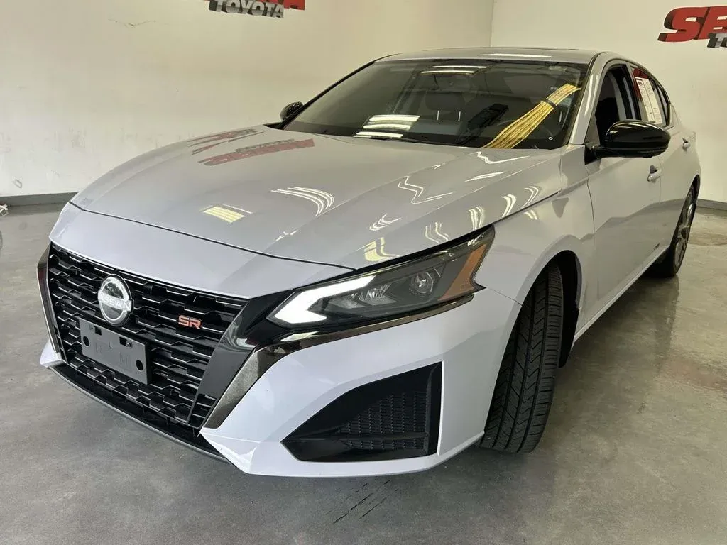 2023 Nissan Altima 2.0 SR thumbnail 7