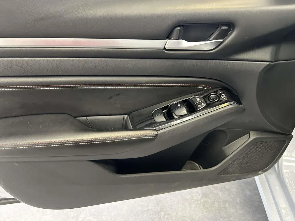 2023 Nissan Altima 2.5 SR thumbnail 17