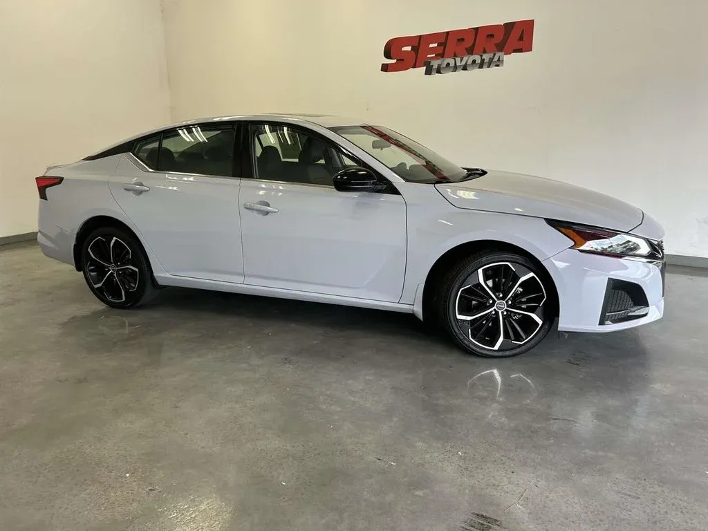 2023 Nissan Altima 2.5 SR thumbnail 2