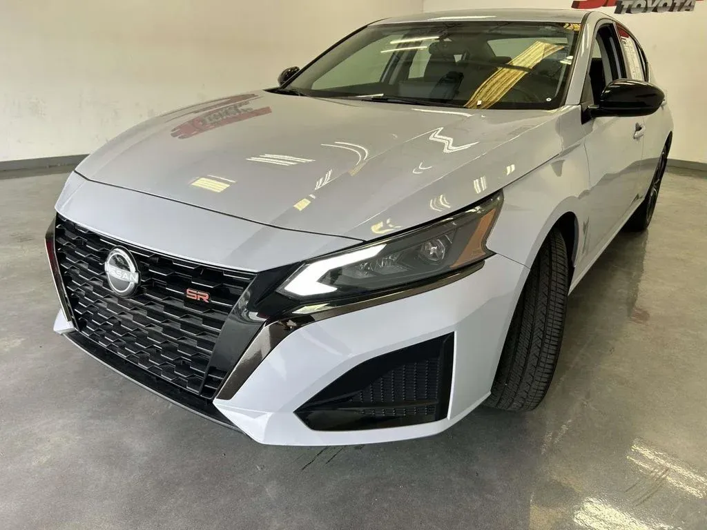 2023 Nissan Altima 2.5 SR thumbnail 7