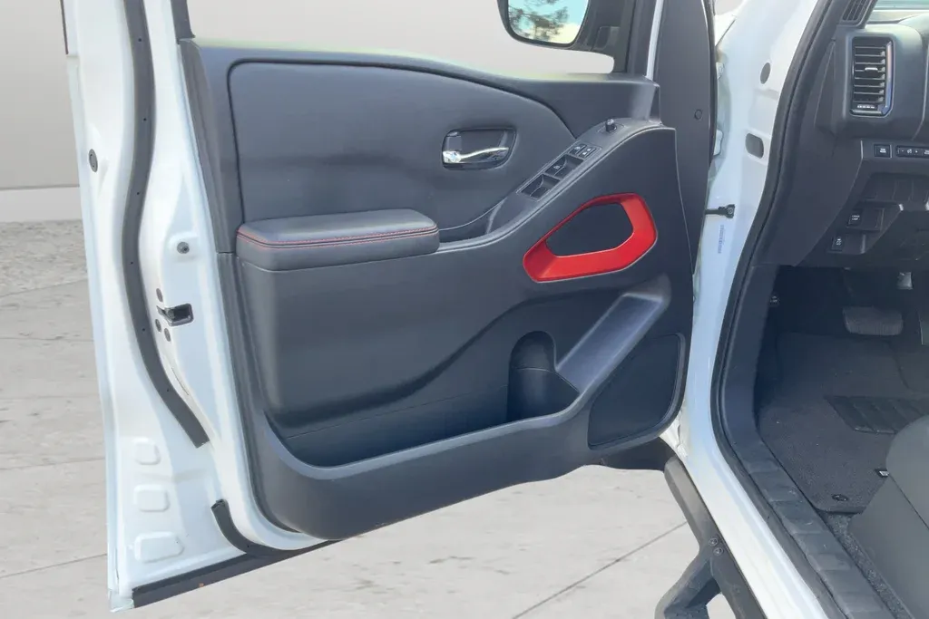 2023 Nissan Frontier PRO-X thumbnail 11