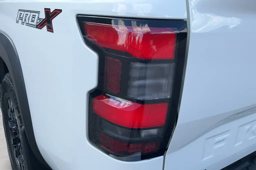 2023 Nissan Frontier PRO-X thumbnail 28