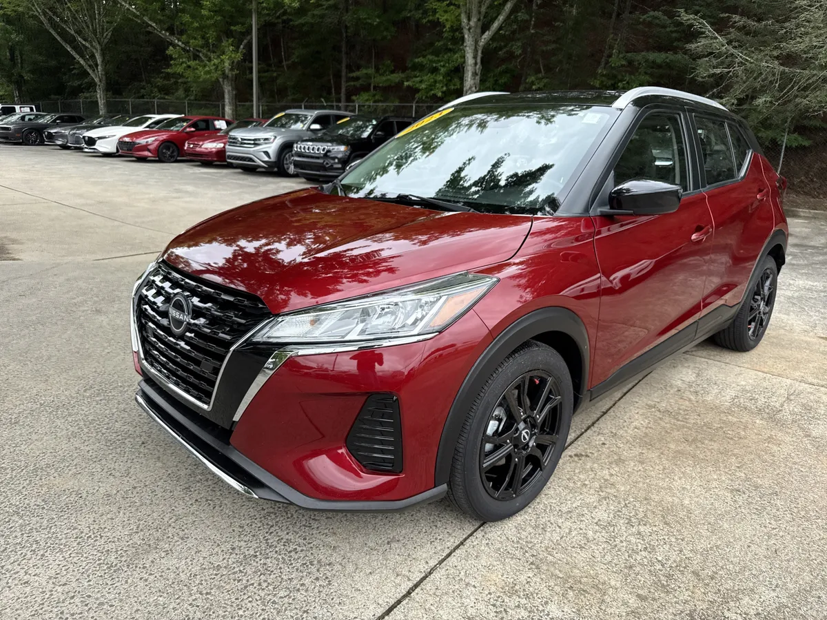 2023 Nissan Kicks SV thumbnail 3