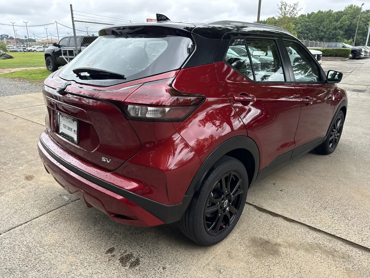 2023 Nissan Kicks SV thumbnail 7