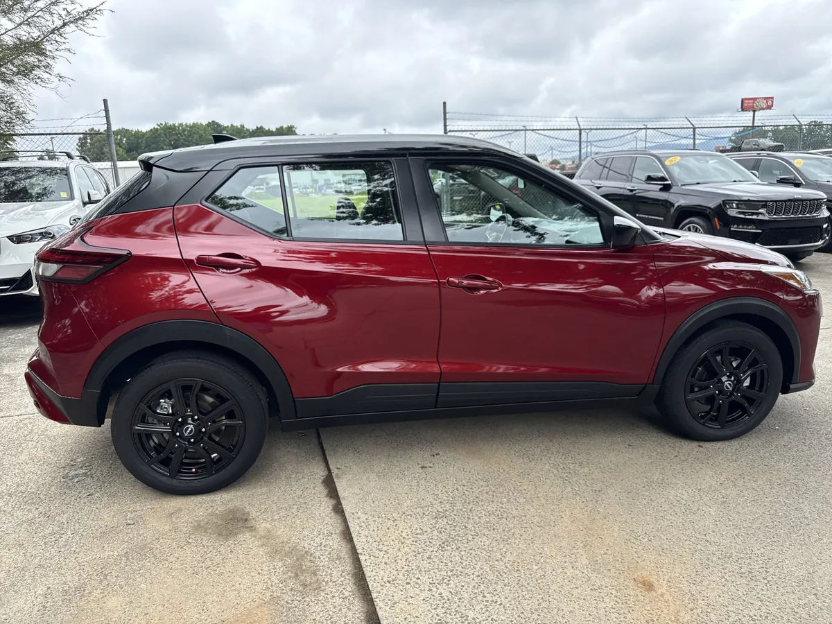 2023 Nissan Kicks SV thumbnail 8