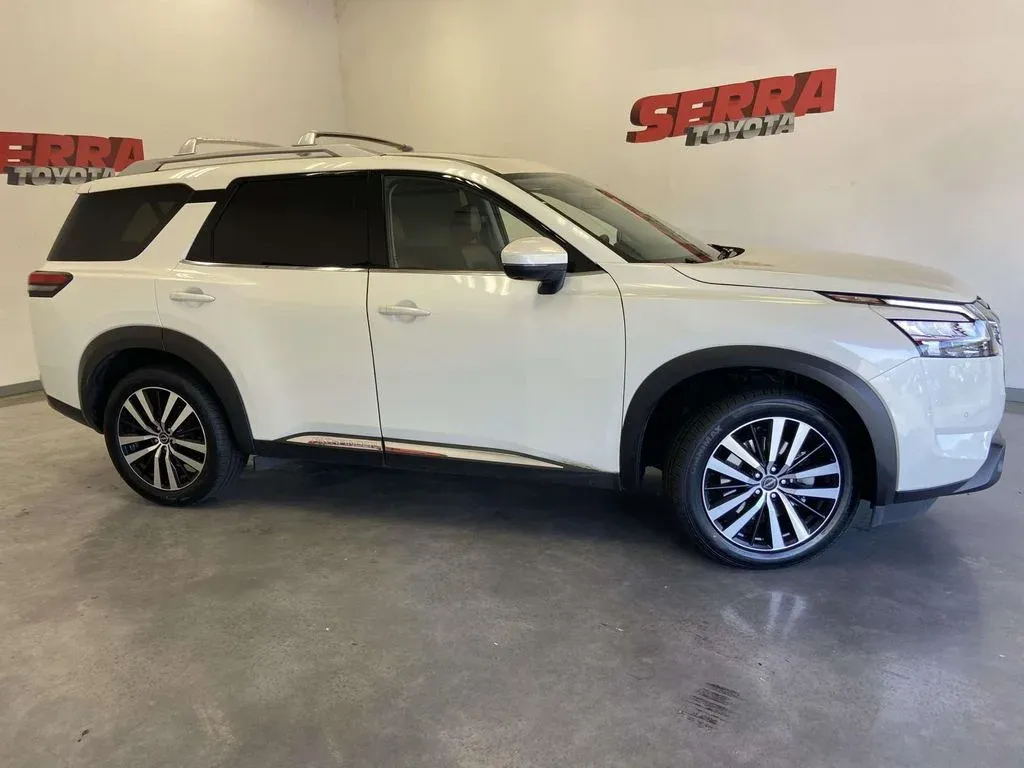2023 Nissan Pathfinder Platinum thumbnail 2