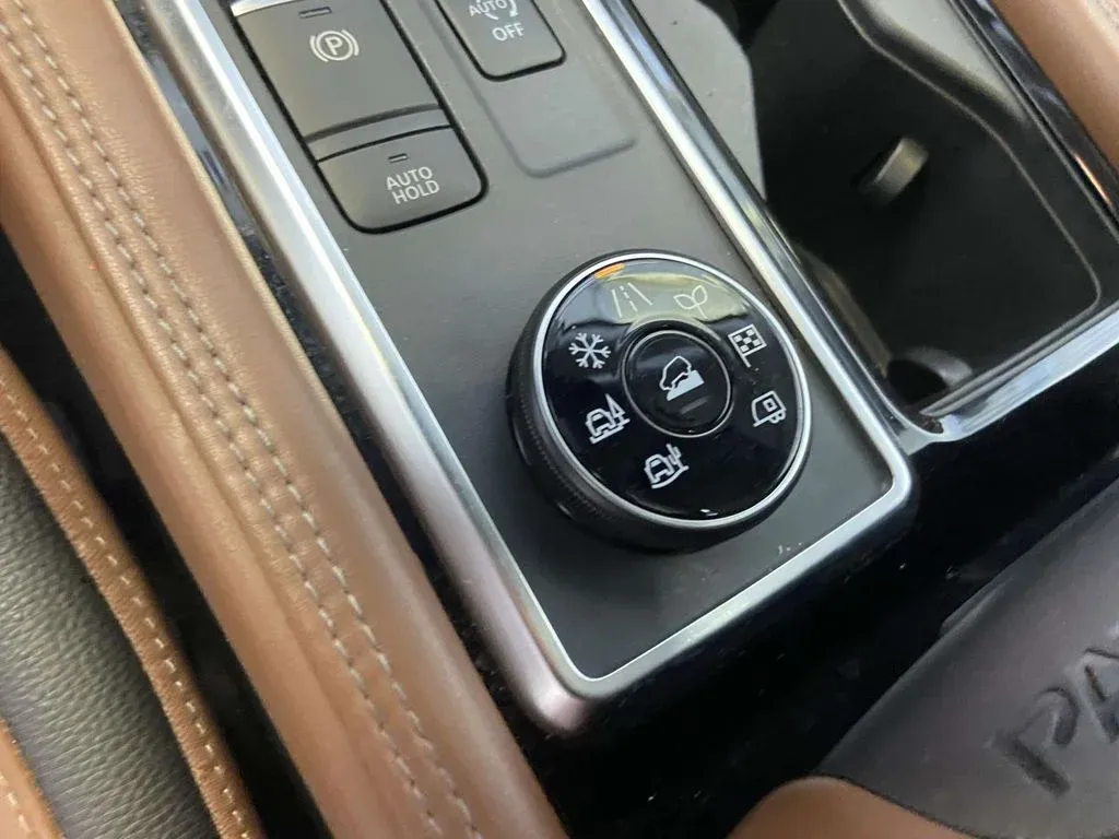 2023 Nissan Pathfinder Platinum thumbnail 24