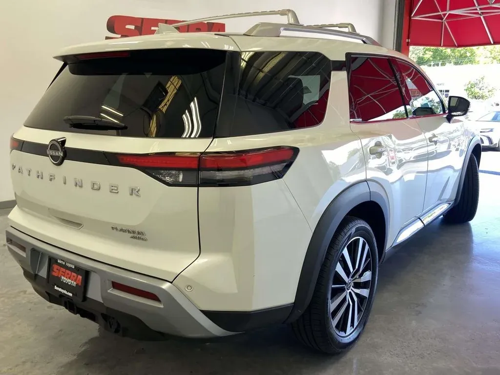 2023 Nissan Pathfinder Platinum thumbnail 3