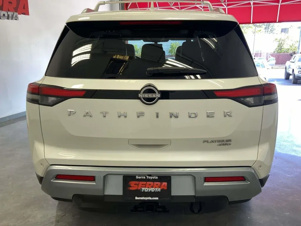 2023 Nissan Pathfinder Platinum thumbnail 4