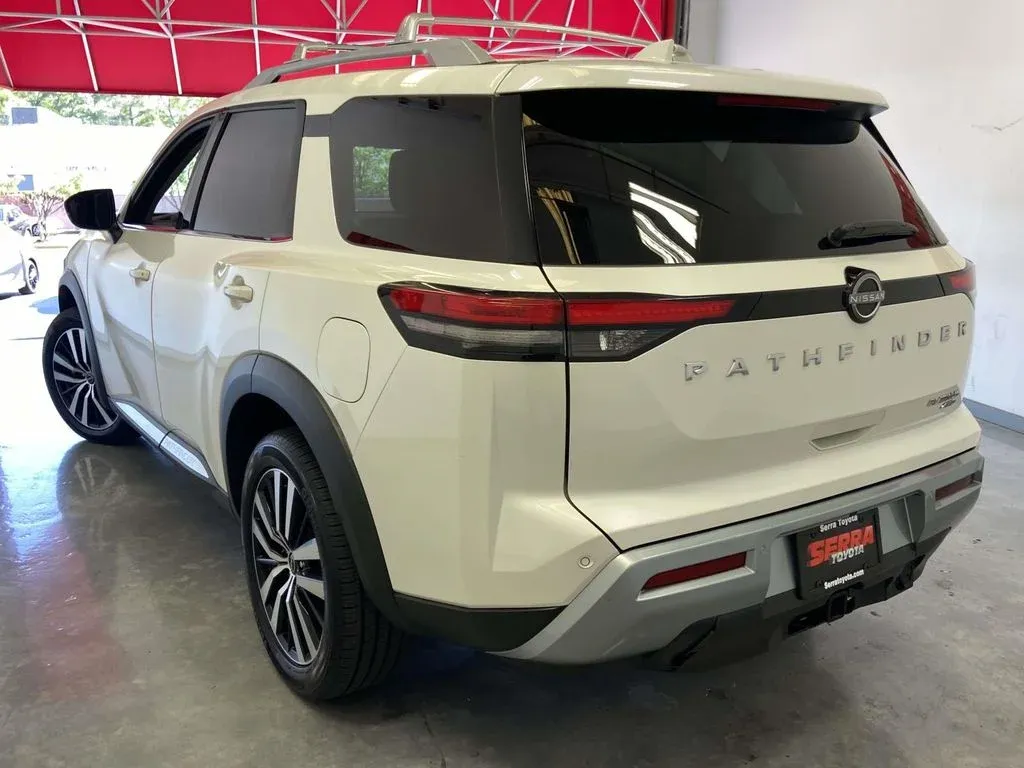 2023 Nissan Pathfinder Platinum thumbnail 5