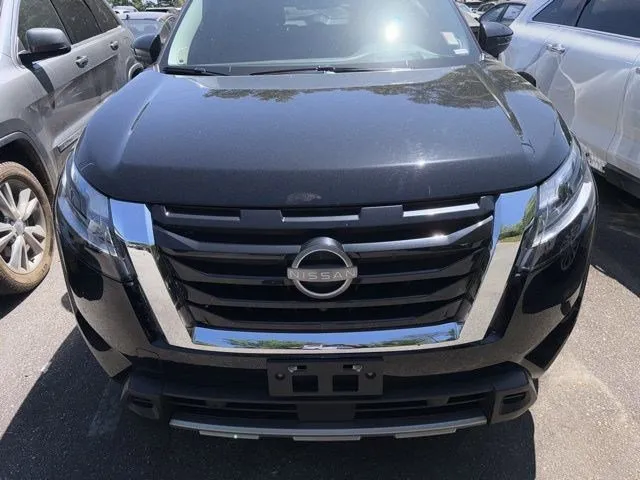 2023 Nissan Pathfinder Platinum thumbnail 3