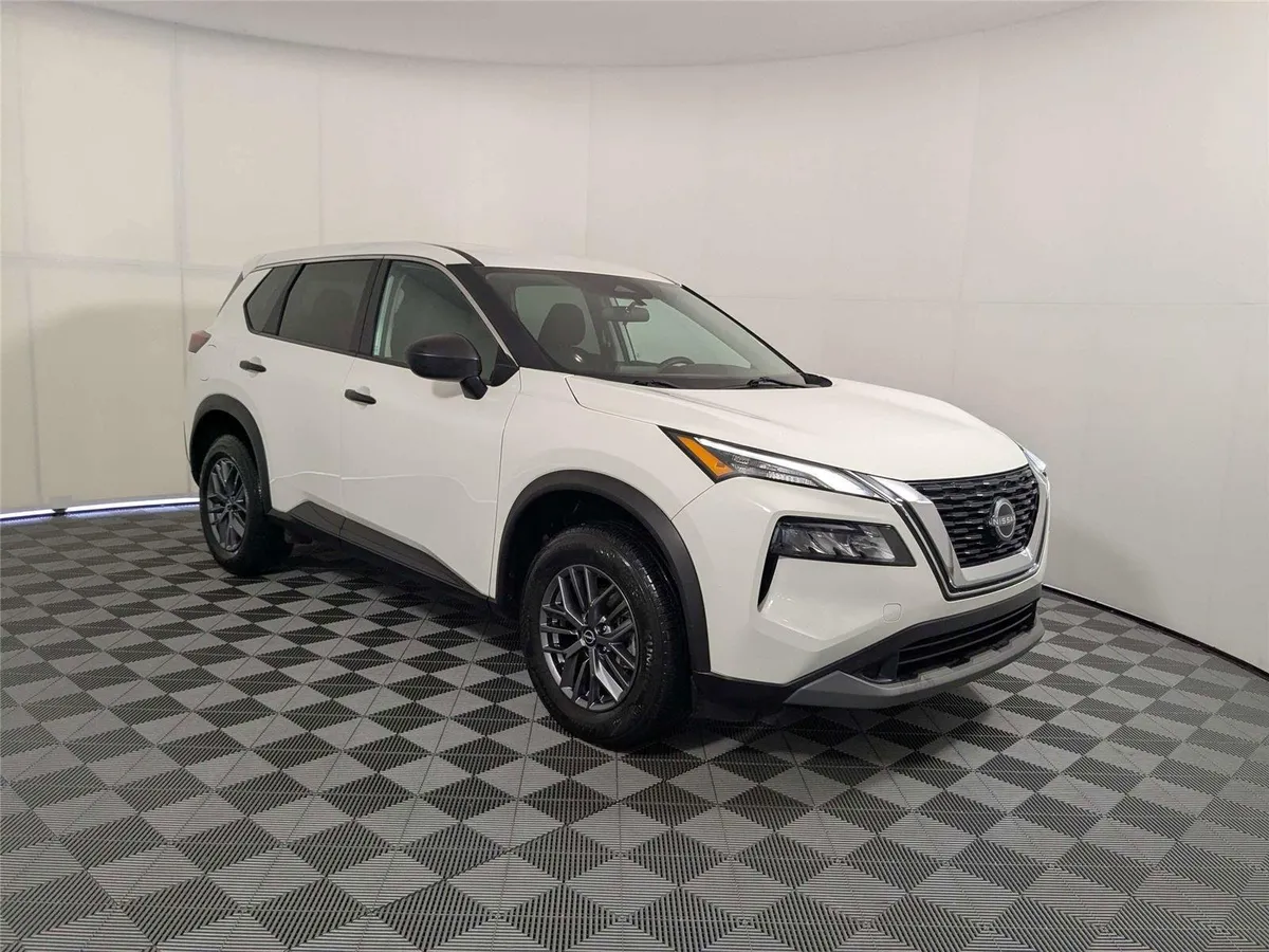 2023 Nissan Rogue S thumbnail 3