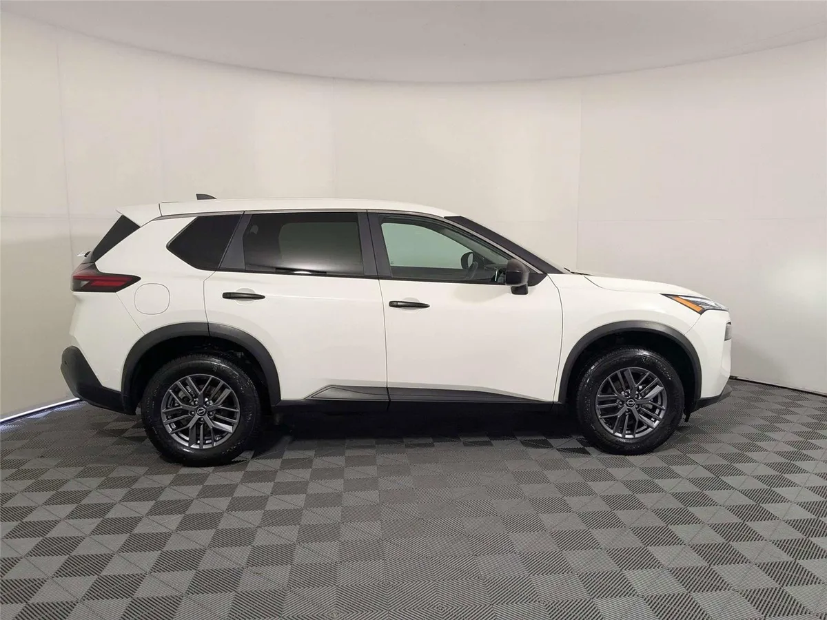 2023 Nissan Rogue S thumbnail 4