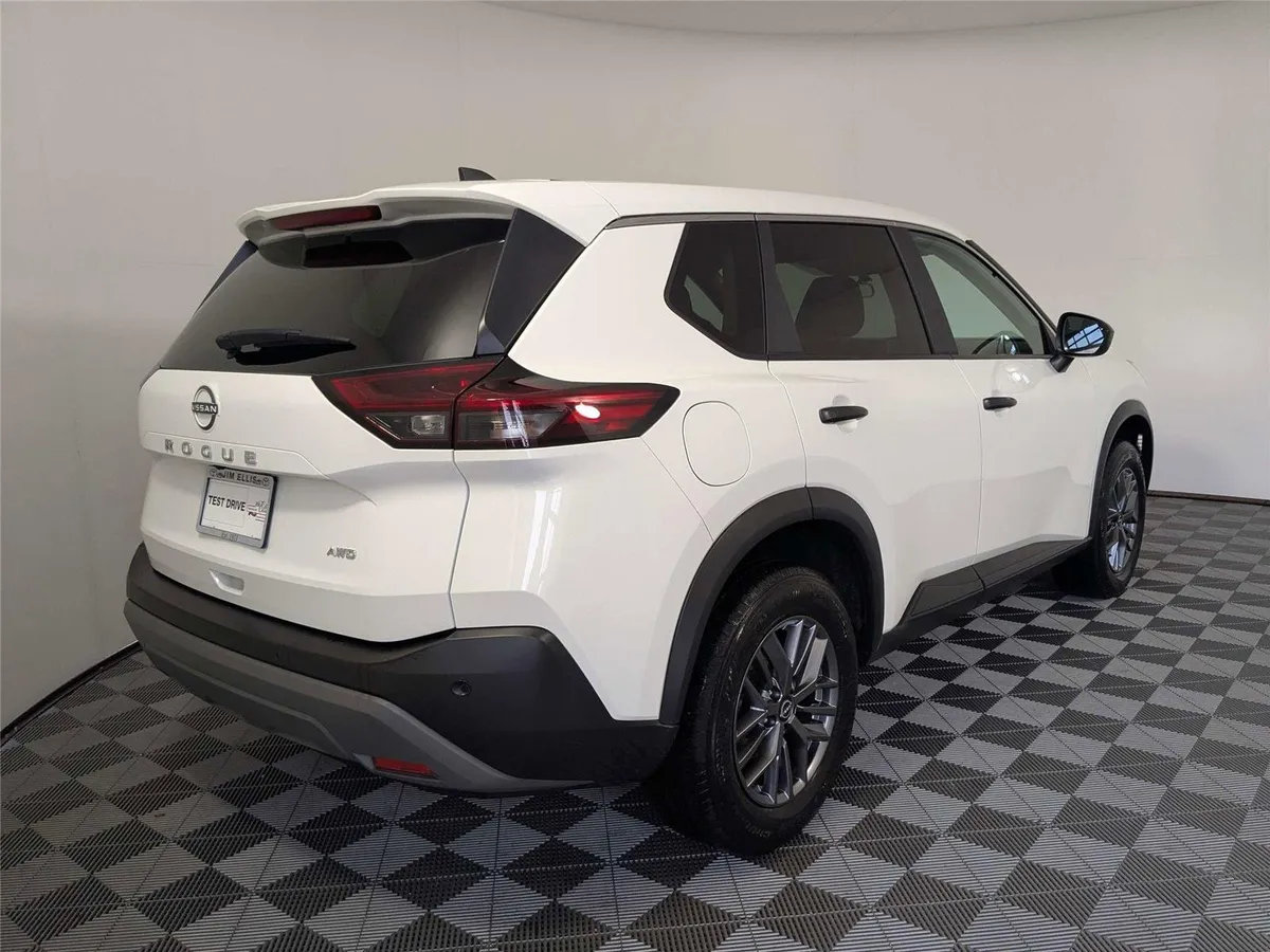 2023 Nissan Rogue S thumbnail 5