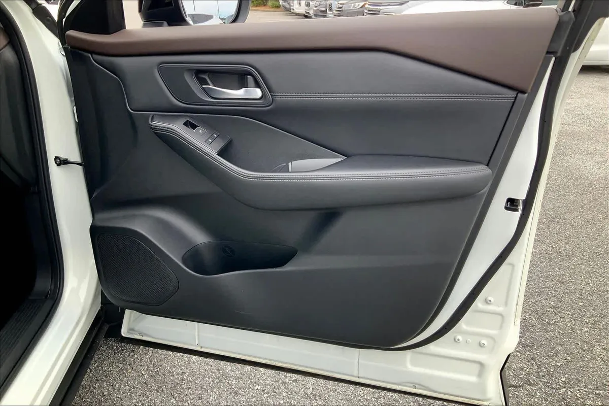 2023 Nissan Rogue SL thumbnail 42