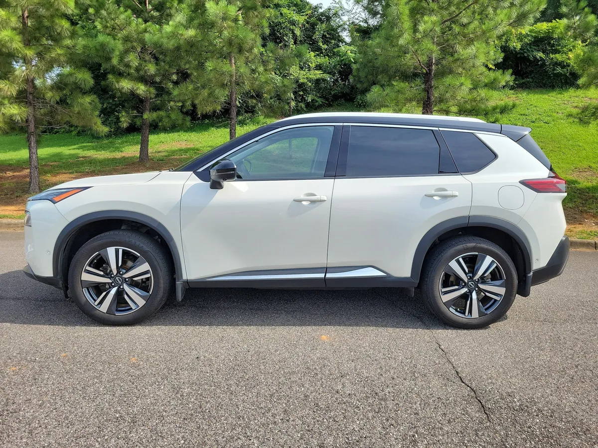 2023 Nissan Rogue SL thumbnail 2