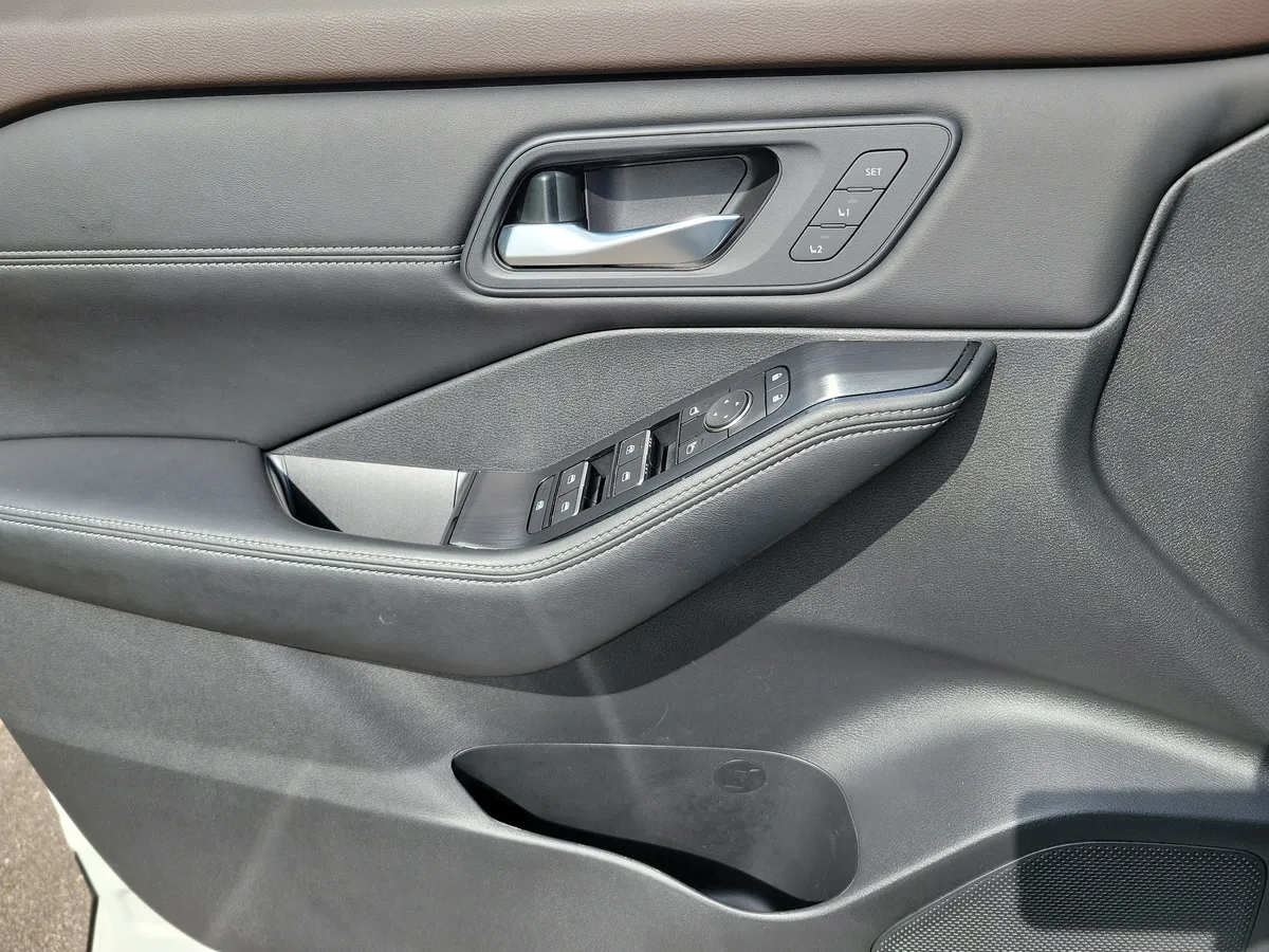 2023 Nissan Rogue SL thumbnail 24