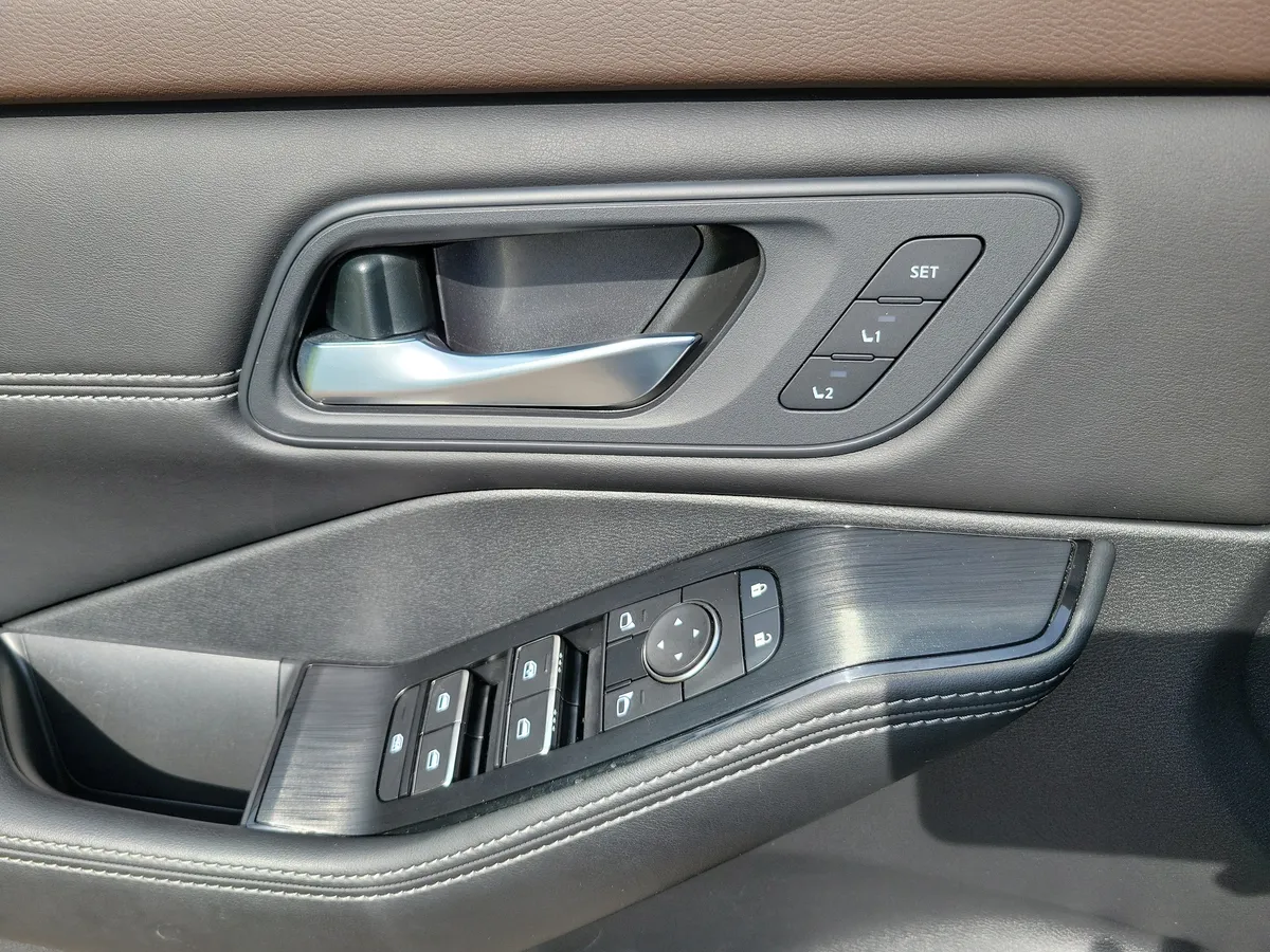 2023 Nissan Rogue SL thumbnail 25