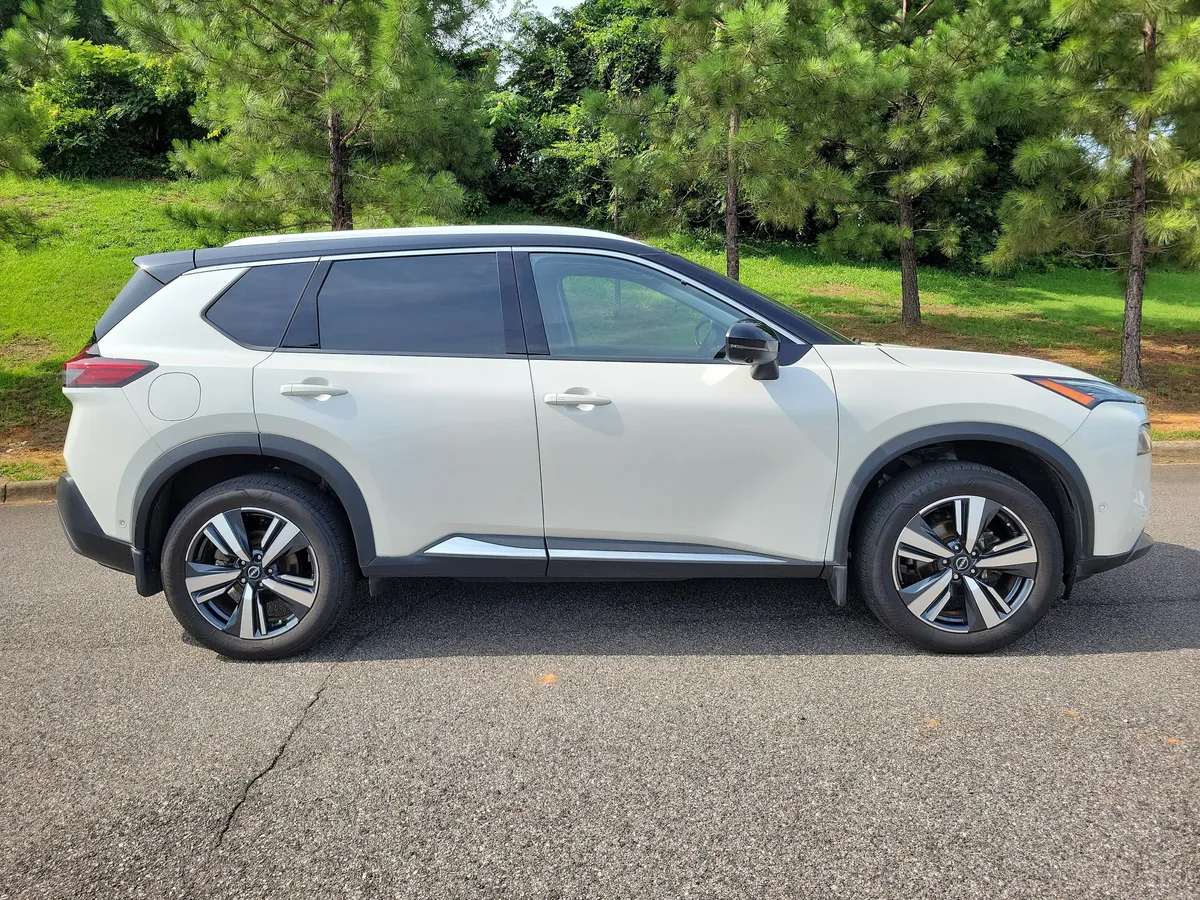 2023 Nissan Rogue SL thumbnail 6