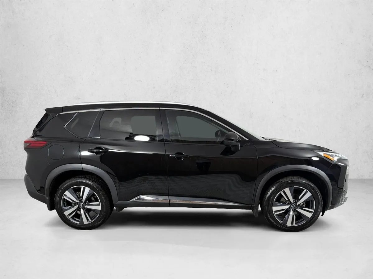 2023 Nissan Rogue SL thumbnail 3