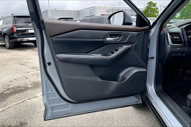 2023 Nissan Rogue SL thumbnail 17