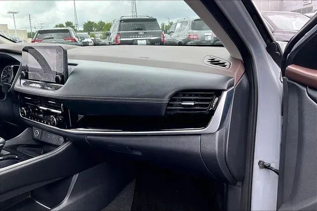 2023 Nissan Rogue SL thumbnail 23
