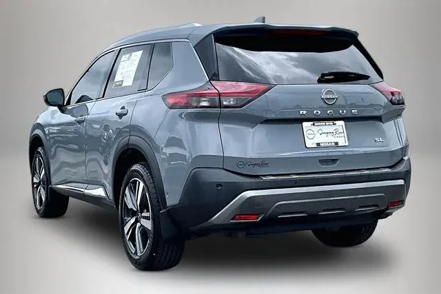 2023 Nissan Rogue SL thumbnail 4