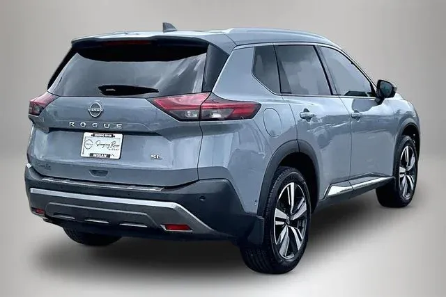 2023 Nissan Rogue SL thumbnail 5