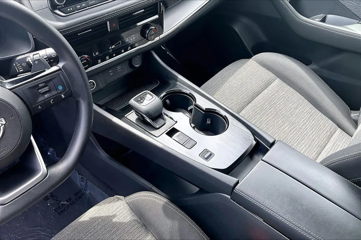 2023 Nissan Rogue SV thumbnail 17