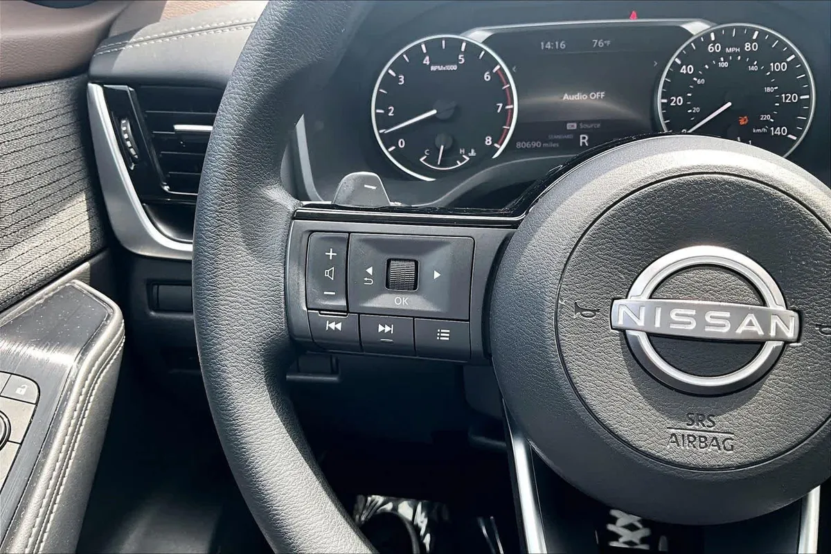 2023 Nissan Rogue SV thumbnail 24