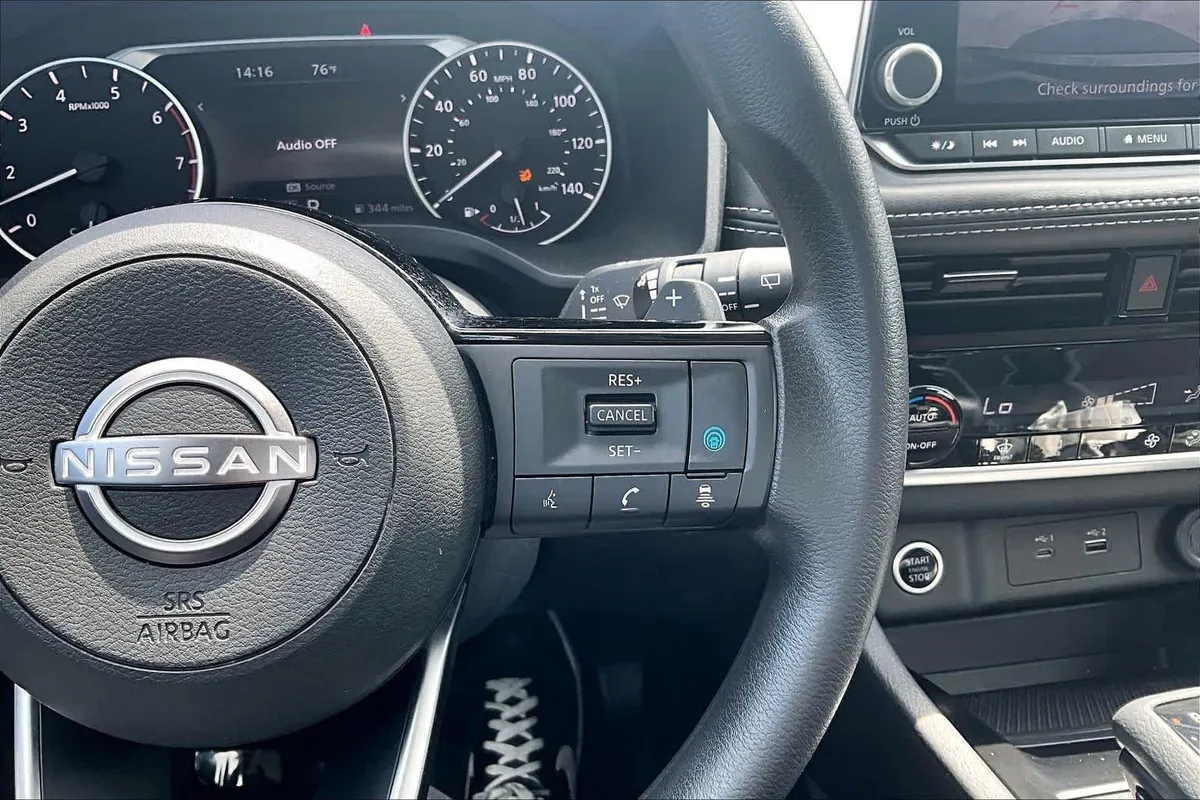 2023 Nissan Rogue SV thumbnail 25