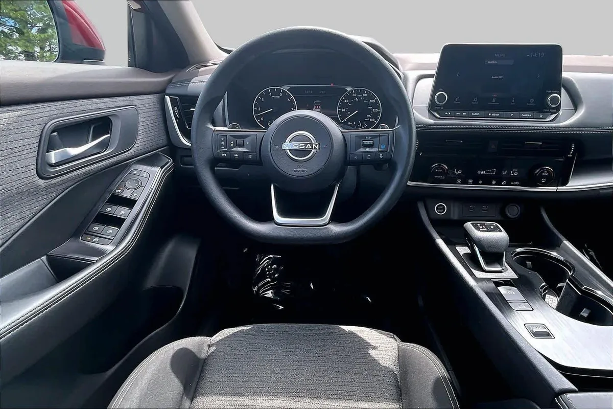 2023 Nissan Rogue SV thumbnail 6