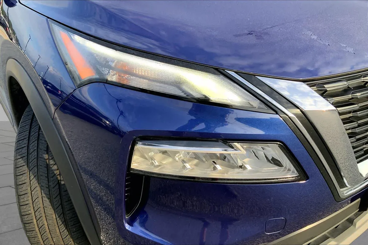 2023 Nissan Rogue SV thumbnail 25