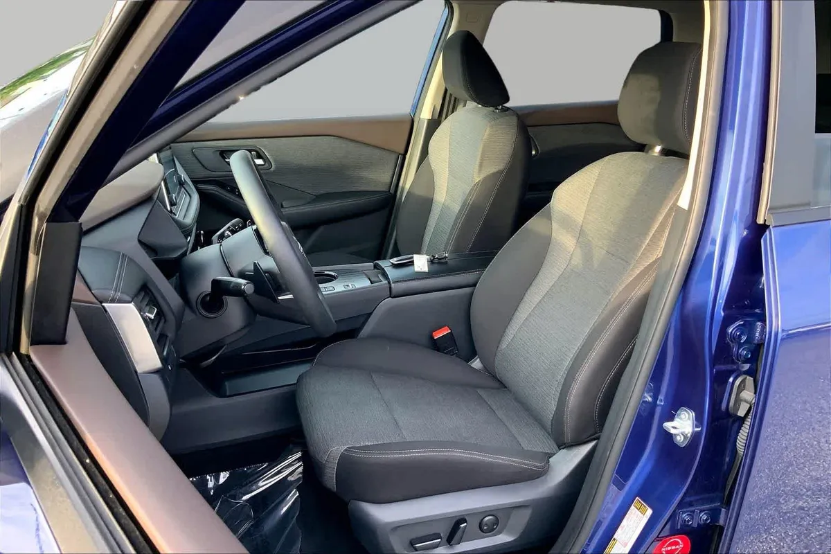 2023 Nissan Rogue SV thumbnail 8