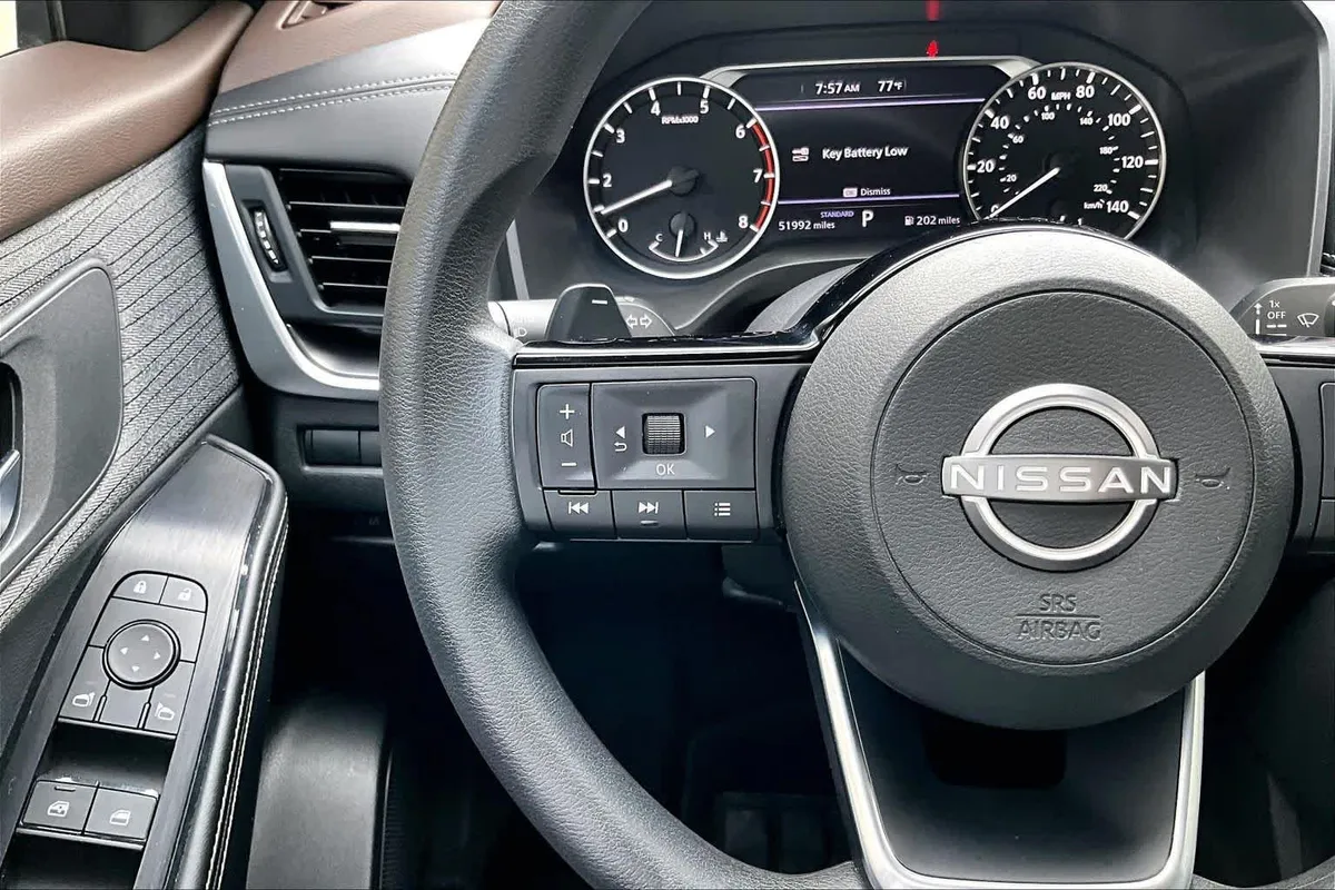 2023 Nissan Rogue SV thumbnail 24