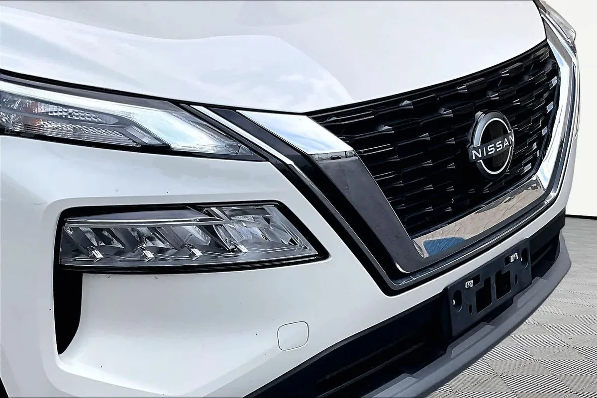 2023 Nissan Rogue SV thumbnail 30