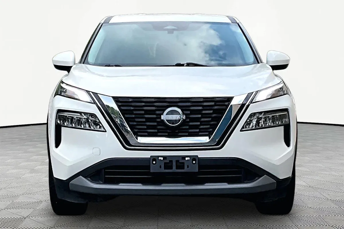 2023 Nissan Rogue SV thumbnail 4