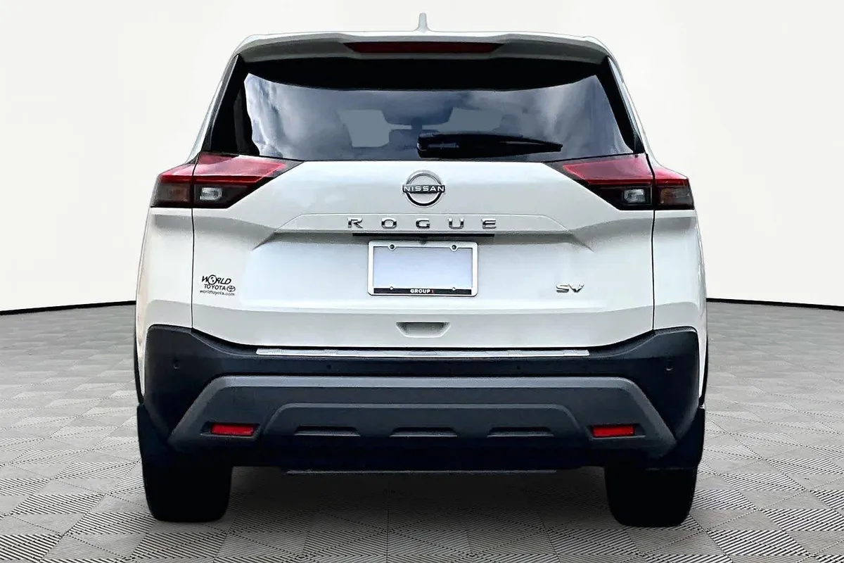 2023 Nissan Rogue SV thumbnail 5