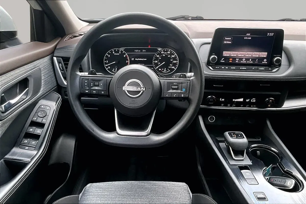 2023 Nissan Rogue SV thumbnail 6