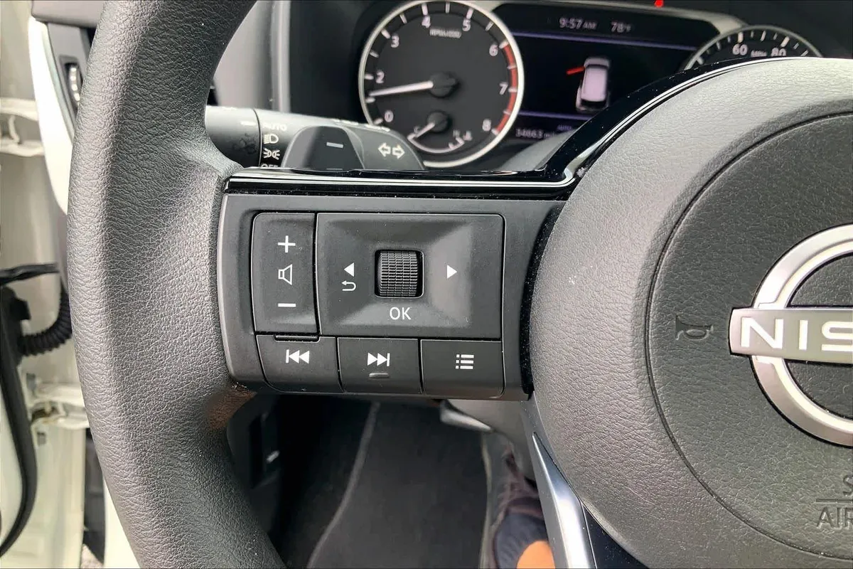 2023 Nissan Rogue SV thumbnail 22