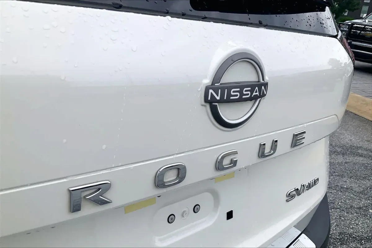 2023 Nissan Rogue SV thumbnail 28