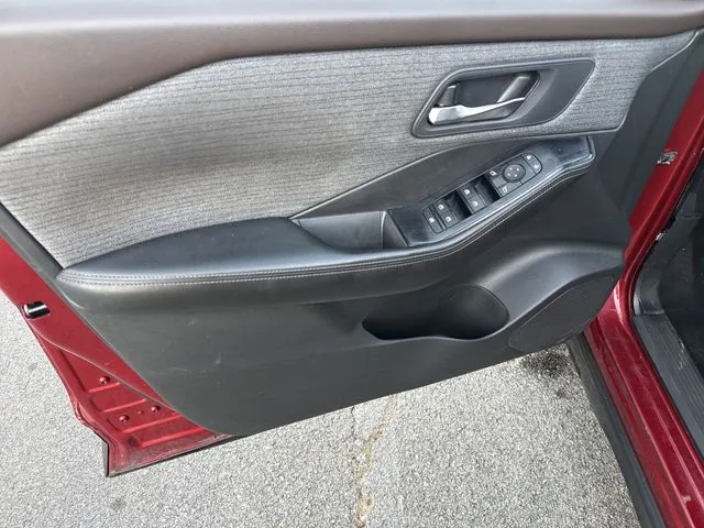 2023 Nissan Rogue SV thumbnail 14