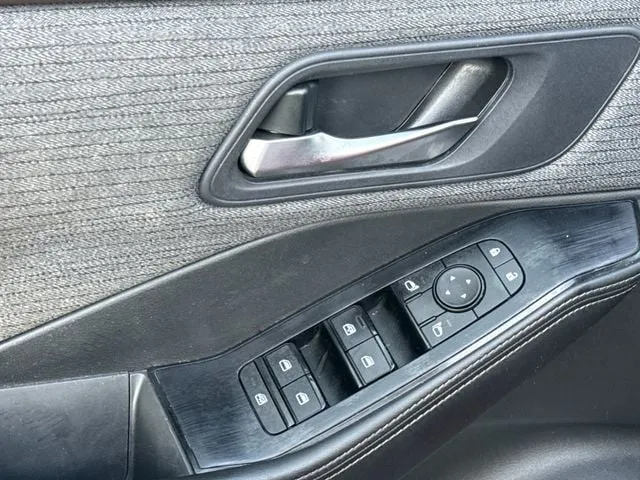 2023 Nissan Rogue SV thumbnail 15