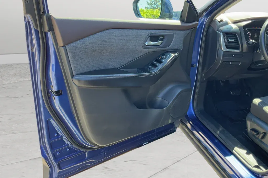 2023 Nissan Rogue SV thumbnail 11