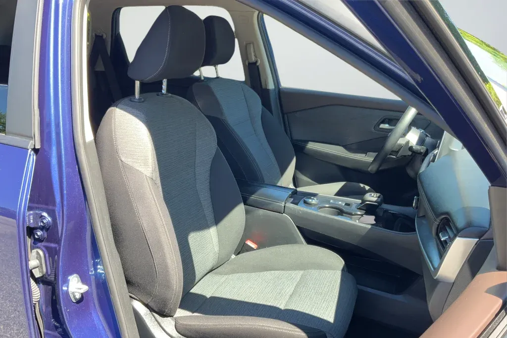 2023 Nissan Rogue SV thumbnail 20