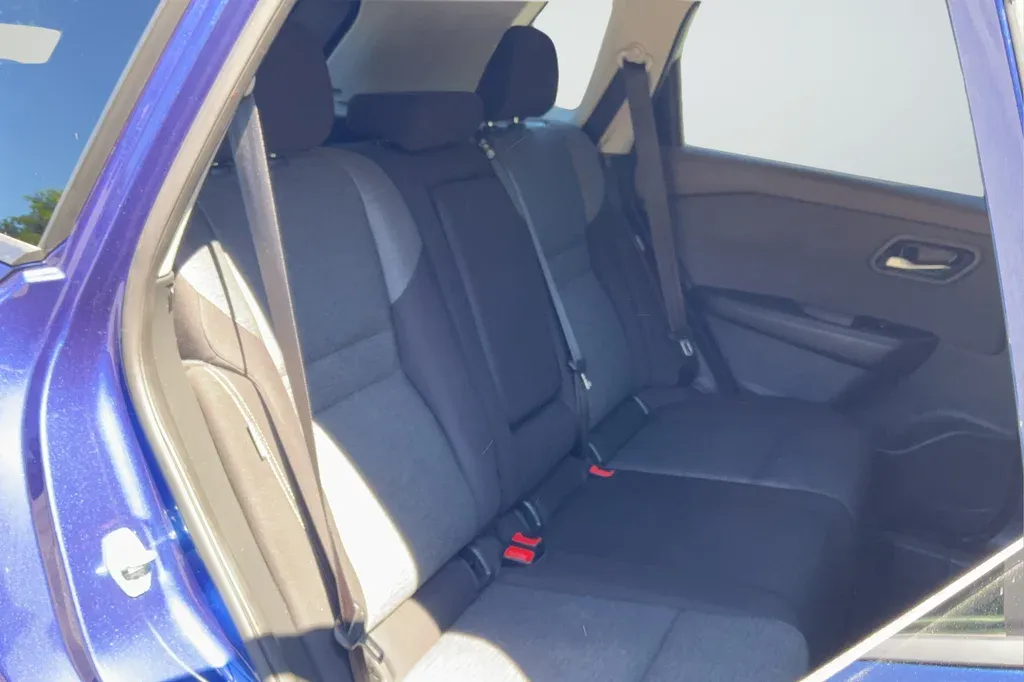 2023 Nissan Rogue SV thumbnail 21