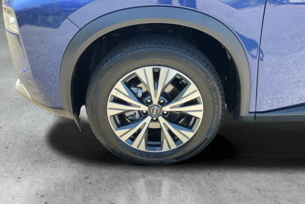 2023 Nissan Rogue SV thumbnail 24