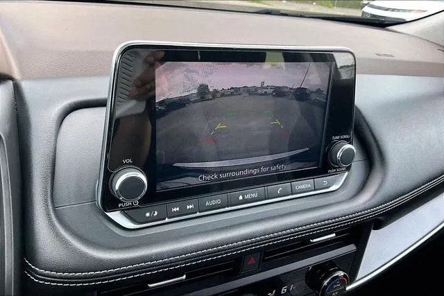 2023 Nissan Rogue SV thumbnail 13