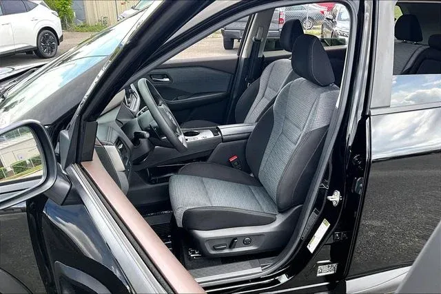 2023 Nissan Rogue SV thumbnail 18